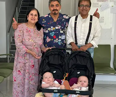 çift i lumtur i pjekur me fëmijë pas IVF mbi 40 vjeç